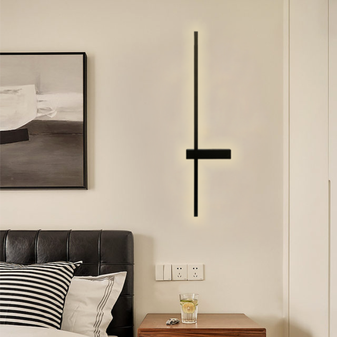 Arandela Moderna Fit Linear Slim de LED Preto instalada ao lado de uma cama em um quarto elegante. Lustres Gênesis loja online de Lustres e Iluminação Decorativa